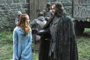 Sansa Stark (Sophie Turner) trifft auf Sandor Clegane (Rory McCann), der von allen 'der Hund' genannt wird