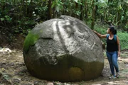 Ifigenia Quintanilla mit einer der größten Bolas im Urwald von Costa Rica.