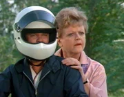 Um den Mord des berühmten Hypnotiseurs aufzuklären, scheut sich Jessica Fletcher (Angela Lansbury) nicht eine rasante Motorradfahrt auf sich zu nehmen.