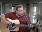 Doug (Kevin James) hat ein kleines Lied fŸr Carrie komponiert. Er gibt sein Bestes, als er es ihr vorsingt...