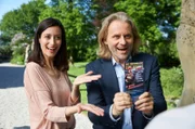 Carolin (Katrin Anne Heß, l.) und Michael (Erich Altenkopf, r.) suchen für Max' und Vanessas Hochzeit die passenden Einladungskarten.