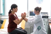 Im Krankenhaus wird Laura Bothe (Giulia Goldammer, l.) ausführlich von Dr. Cornelia Kampe (Gabriela Eva Lindl, r.) untersucht.