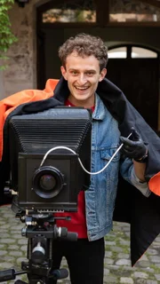 Bei Foto-Profi Peter in Fürth probiert Julian eine uralte Riesenkamera aus und checkt wie Fotos vor etwa 150 Jahren gemacht wurden.