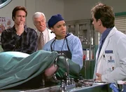 Steve (Barry Van Dyke, l.), Mark (Dick Van Dyke, 2.v.l.), Amanda (Victoria Rowell) und Jesse (Charlie Schlatter, r.) rätseln, wo sich der Mann mit den Salmonellen infiziert hat.