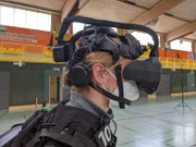 Mit der VR-Brille können sich die Teilnehmer durch eine virtuelle Welt bewegen – machen sie in real einen Schritt nach vorne, so bewegen sie sich in der virtuellen Welt ebenfalls in diese Richtung.