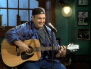 Doug (Kevin James) hat Gitarrenspielen gelernt und gibt ein kleines Konzert fŸr seine Freunde. Er hat sogar ein Lied fŸr Carrie komponiert...