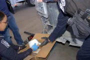 CBP-Beamter Speights holt Pakete mit mutmaßlichen Betäubungsmitteln aus dem Fahrzeug eines Verdächtigen in El Paso, Texas. (National Geographic für Disney)