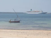 Die "Weiße Lady" liegt auf Reede vor der Insel Ilha de Mozambique (Mozambique Island).