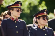 Lisa (Miriam Fussenegger, li.) und Grete (Maria Hofstätter, re.) bei der Beerdigung der jungen Polizistin Johanna