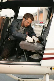 Sorgfältig untersucht Detective Danny Messer (Carmine Giovinazzo) den Hubschrauber. Findet er einen Hinweis auf die Verbrecher?