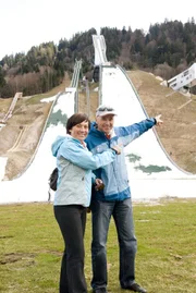 Das Sportlerehepaar Rosi Mittermaier (Kuratoriumsmitglied Bewerbungsgesellschaft München 2018 und ehemalige Skirennläuferin) und Christian Neureuther (prominenter Botschafter und ehemaliger Skirennläufer) im Olmypia-Skistadion in Garmisch-Partenkirchen.