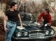Tony (Tony Danza, r.) nimmt den jungen Al (Billy Gallo, l.) unter seine Fittiche, um ihn an Pflicht und Ordnung zu gewöhnen.