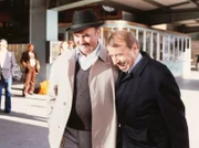 Von links: Schöninger (Walter Sedlmayr) holt Melka (Klaus Schwarzkopf) bei seiner Rückkehr aus dem Gefängnis vom Bahnhof ab.