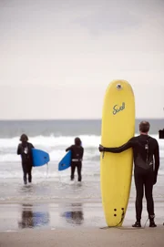 V.l.: James May, Richard Hammond und Jeremy Clarkson lernen Surfen in Cornwall.