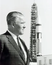 Wernher von Braun, Chefingenieur der Trägerrakete Saturn V, die die Apollo-Raumsonde zum Mond beförderte.