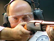 Das Forensik-Team testet die Tatwaffe: Von welchem Standort aus hat der Heckensch&uuml;tze seine t&ouml;dlichen Sch&uuml;sse abgegeben?