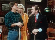 Tony Petardi (Derek McGrath, r.) hänselt Tony Micelli (Tony Danza, l.) beim Poolbillardduell. Angela (Judith Light) hört aufmerksam zu.