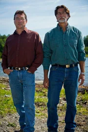 Wollen seit ihrer Kindheit das Geheimnis von "Oak Island" entschlüsseln: die Brüder Marty (l.) und Rick Lagina (r.) aus Nord-Michigan ...