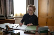 Margot Böcker (Anna Maria Mühe) im Büro am Schreibtisch.