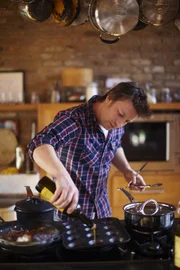 Jamie Oliver zeigt diesmal, wie man köstliches Roastbeef mit Babykarotten, knusprigen Kartoffeln und einer würzigen Bratensoße zubereitet. Alles fix und fertig wieder nur in 30 Minuten.