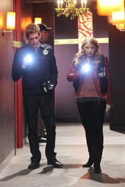 Greg Sanders (Eric Szmanda) und Morgan Brody (Elisabeth Harnois) suchen im Korridor vor der Garderobe, in der die Leiche aufgefunden wurde, nach Spuren.