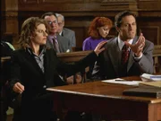 Dan Hoffman (Rob Estes) wird angeklagt seine Frau ermordet zu haben. Er will nicht, dass sein Sohn vor Gericht aussagt und regt sich furchtbar auf. Seine Anw%ltin Priscilla Chaney (Sandra Bernhard, li.) versucht ihn zu beruhigen...