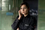 Per Telefon erhält die junge Polizistin Süher Özlügül (Sophie Dal) eine wichtige Nachricht.