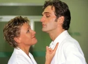 Der skandalöse Kuß zwischen Nikola (Mariele Millowitsch) und Dr. Schmidt (Walter Sittler) auf dem Ärzteball sorgt immer noch für Gesprächsstoff ...