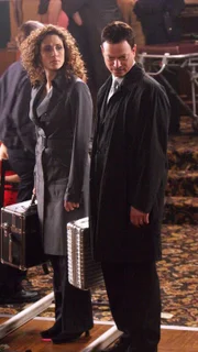 Detective Taylor (Gary Sinise) und Detective Bonasera (Melina Kanakaredes) vermuten den Mörder im Umfeld der Polizei.
