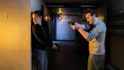 Billie Vebber (Constance Gay) und Samuel Leroy (Patrick Ridremont) liefern sich einen Schusswechsel mit Sofia, die die persönlichen Gegenstände des toten Silvio stehlen wollten.