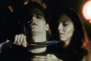 Drusilla (Juliet Landau, r.) hat Angel (David Boreanaz, l.) in ihrer Gewalt - allerdings nur im Traum.