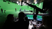 Die Vorbereitungen für die Reise mit einem virtuellen Raumschiff sind für Harald Lesch alles andere als verlockend: das Vermessen und Positionieren gelber Markierungen - und verlangt eine Menge Fantasie.