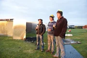 V.l.: Richard Hammond, James May und Jeremy Clarkson bewundern den Sonnenuntergang, während Richards Motorhaus abbrennt.