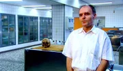 Experten wie der Rechtsmediziner Dr. Detlef Günther aus Hannover erklären, mit welchen Methoden sie die Täter überführen konnten.