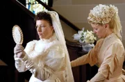 Daisy (Natalie Radford, r.) hilft Eunice (Waneta Storms) bei den Vorbereitungen für ihren Gang zum Altar.