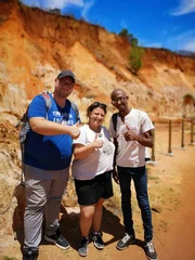 Die Passagiere Erna und Christian aus Nordrhein-Westfalen erkunden mit dem einheimischen Guide Francisco (rechts) Madagaskars spektakuläre Natur rund um die berühmten Roten Tsingy.