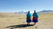 Ana-Lia Gonzales und ihre Mutter Dora wollen den Huayna Potosí (6088m) besteigen. Die beiden Frauen aus dem Volk der Aymará tragen auch beim Klettern ihren Rock – die „pollera“.