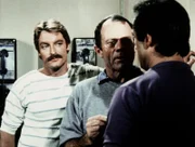 Von Lieutenant Quinlan (Jack Ging, Mi.) erfahren Cody (Perry King, li.) und Nick (Joe Penny), dass der verunglückte Roy Hanson offensichtlich mit Drogen gehandelt hat.