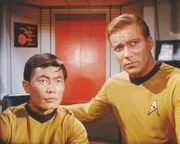 L-R: Sulu (George Takei) und William Shatner (Kirk)