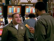 Doug Heffernan (Kevin James, li.) und sein Freund Deacon (Victor Williams, re.) sind heimlich nach Atlantic City gefahren und haben alles Geld verloren.