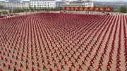Platz mit Shaolin Kämpfern. In der kleinen Stadt Dengfeng im Herzen Chinas trainieren Shaolin Mönche ihre Kampfkunst. Ihre Formationen sind sogar aus dem All zu erkennen.