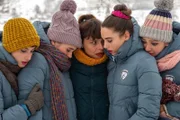 Als Martina die Leiche einer Turnerin im Schnee findet, versucht Trainerin Rachele ihre geschockten und tief verängstigten Athletinnen zu trösten. Von links: Martina (Alessia De Falco), Carla (Giada Savi), Trainerin Rachele (Antionia Truppo), Nadia (Federica Cuomo) und Anna (Giada Pirozzi).