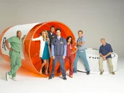 Die Truppe vom Sacred Heart Hospital: (v.l.n.r.) Turk (Donald Faison), Elliot (Sarah Chalke), Hausmeister (Neil Flynn), J.D. (Zach Braff), Carla (Judy Reyes), Dr. Phil Cox (John C. McGingley) und Dr. Bob Kelso (Ken Jenkins)