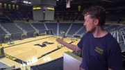 Kosmologe Dragan Huterer erklärt Mikrowellen mit Basketballspielern in einer Sporthalle.
