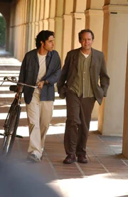 Um gemeinsam mit seinem Bruder einen Fall des FBIs zu lösen, holt sich Charlie (David Krumholtz, l.) Rat bei seinem Mentor Dr. Larry Fleinhardt (Peter MacNicol,, r.) ...