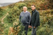 Sven Voss und Mordermittler Aldwyn Jones am Küstenpfad von Pembrokeshire.