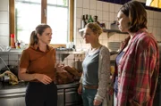Paula Sprenger (Sarina Radomski, li.) arbeitet undecover im alternativen Café. Katja Reuter (Caroline Scholze, mi.) und Conny Petzold (Charlotte Böhning, re.) überraschen sie in der Küche der grünen Insel.