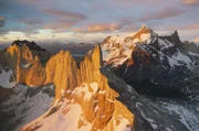 Blick auf die Anden und die schneebedeckten Gipfel Patagoniens
