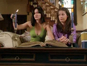 Prue (Shannen Doherty, l.) und Piper (Holly Marie Combs, r.) gelingt es mit Hilfe eines Zauberspruchs, die Gedanken anderer zu lesen.