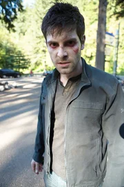 Nick Burkhardt (David Giuntoli) wurde von Zombies infiziert. Er sieht nicht nur erschreckend aus, er ist auch noch sehr gefährlich...
